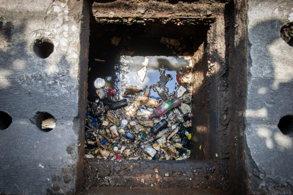 Lixo no esgoto causa entupimento na rede de coleta