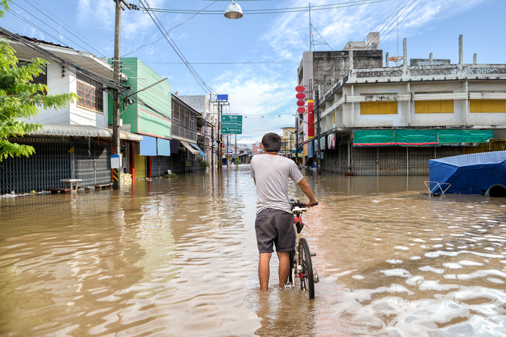 Enchentes no Brasil: impactos do descarte incorreto do lixo e da falta de saneamento