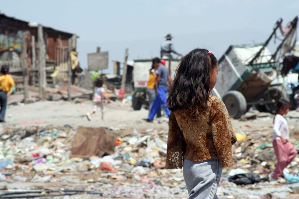 Quais são os principais impactos ambientais causados pela falta de saneamento?